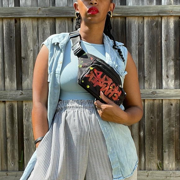 She’s a World Chnager black and gold vintage earrings - Picture 3 of 4